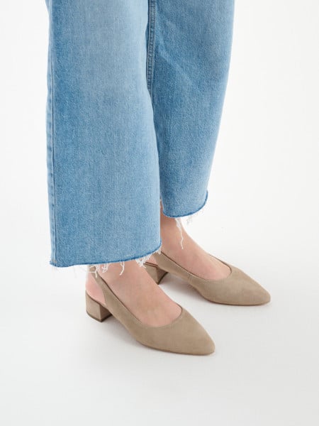Beżowe czółenka z otwartą piętą typu slingback