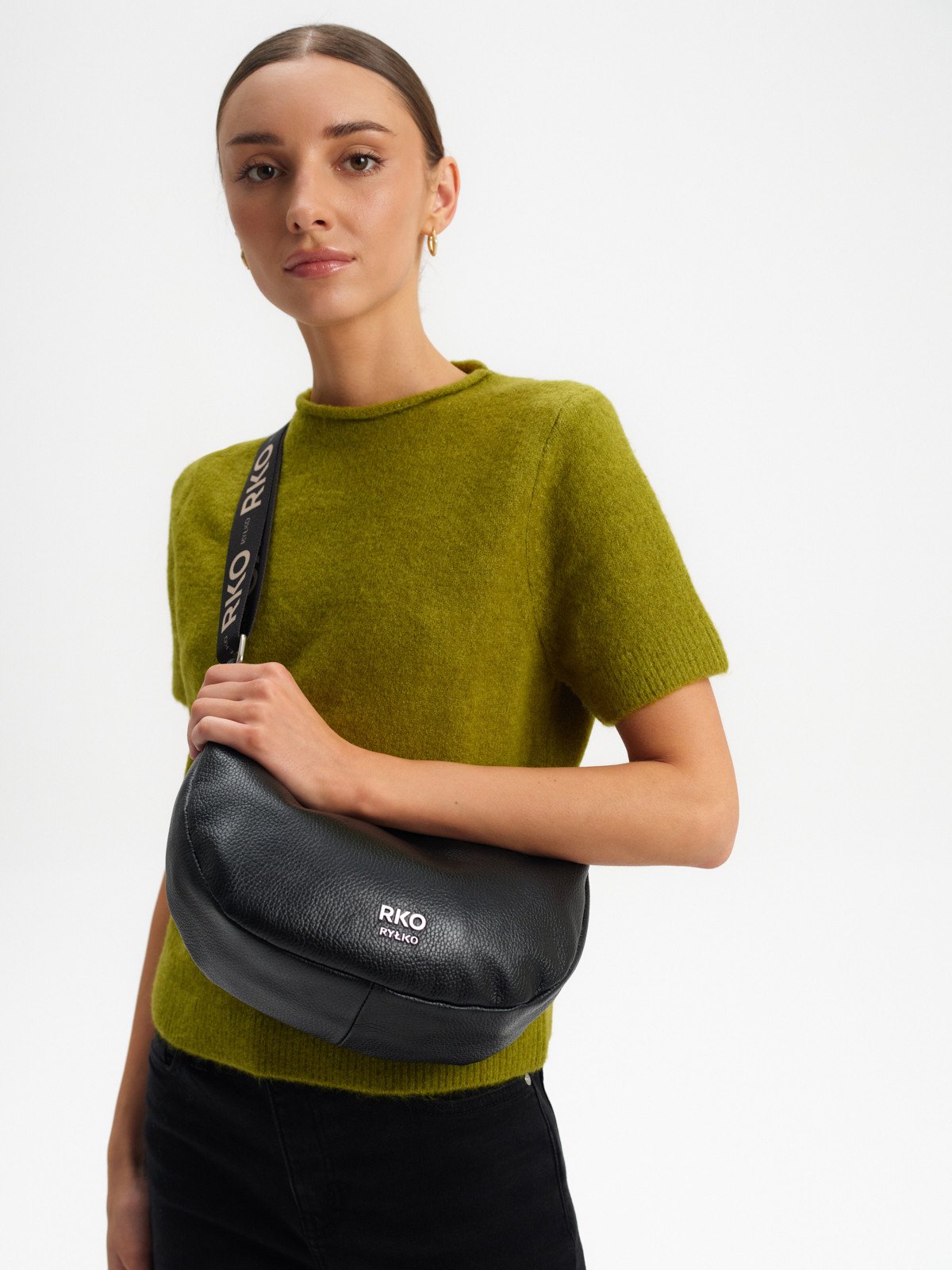 Czarna torebka listonoszka-crossbody