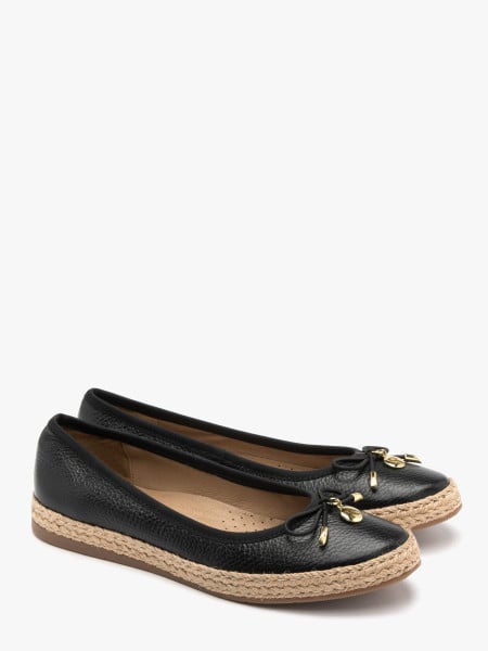 Czarne espadryle z ozdobną kokardą