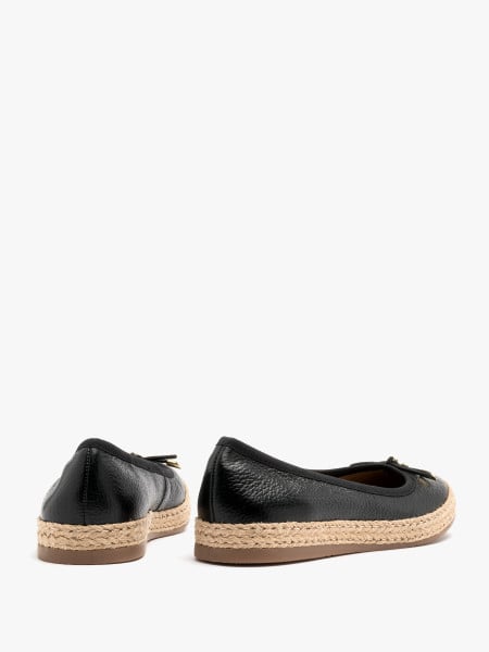 Czarne espadryle z ozdobną kokardą